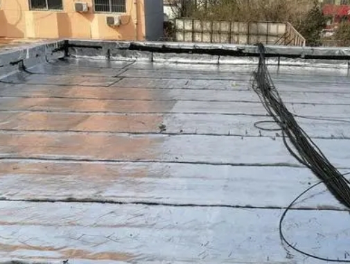 铜陵市卫生间漏水维修公司分享下铜陵市屋面楼顶防水刚性防水层施工要点。